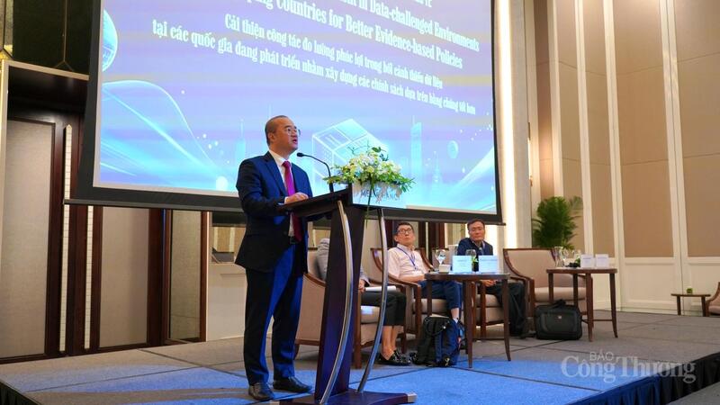 PGS. TS Nguyễn Trúc Lê - Hiệu trưởng Trường Đại học Kinh tế, Đại học Quốc gia Hà Nội phát biểu tại hội thảo. Ảnh: NH