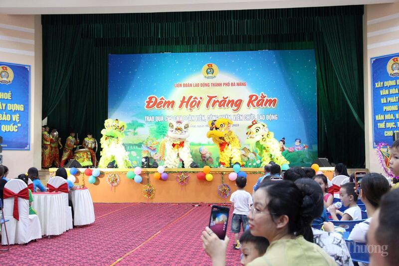 Tiết mục múa lân đặc sắc tại chương trình.