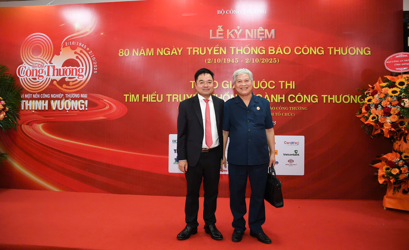 Tổng Biên tập Báo Công Thương Nguyễn Văn Minh và Tổng Biên tập Báo Cựu chiến binh Đỗ Phú Thọ.