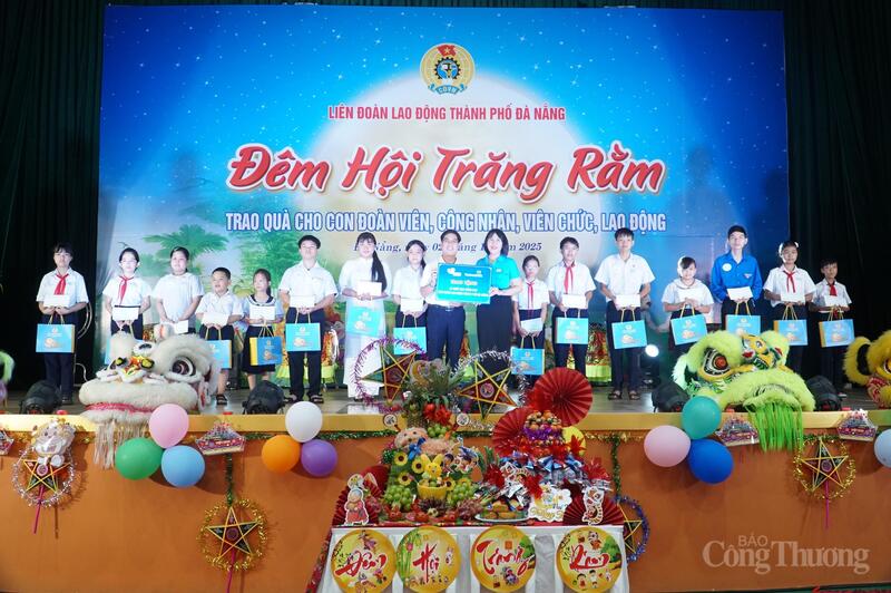Trao học bổng từ Quỹ Tấm lòng vàng cho con đoàn viên, người lao động có hoàn cảnh khó khăn, vượt khó học giỏi, năm học 2024 - 2025.