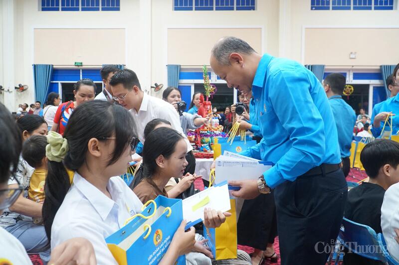 Ông Lê Văn Đại - Phó Chủ tịch Liên đoàn Lao động TP. Đà Nẵng trao quà trung thu cho các em nhỏ.