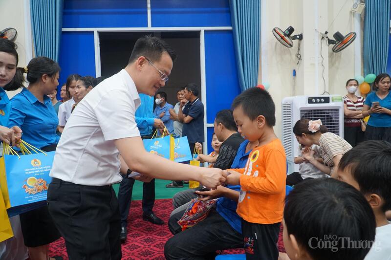 Ông Nguyễn Mạnh Dũng - Phó Trưởng ban Tuyên giáo và Dân vận Thành ủy Đà Nẵng trao quà cho các em nhỏ.