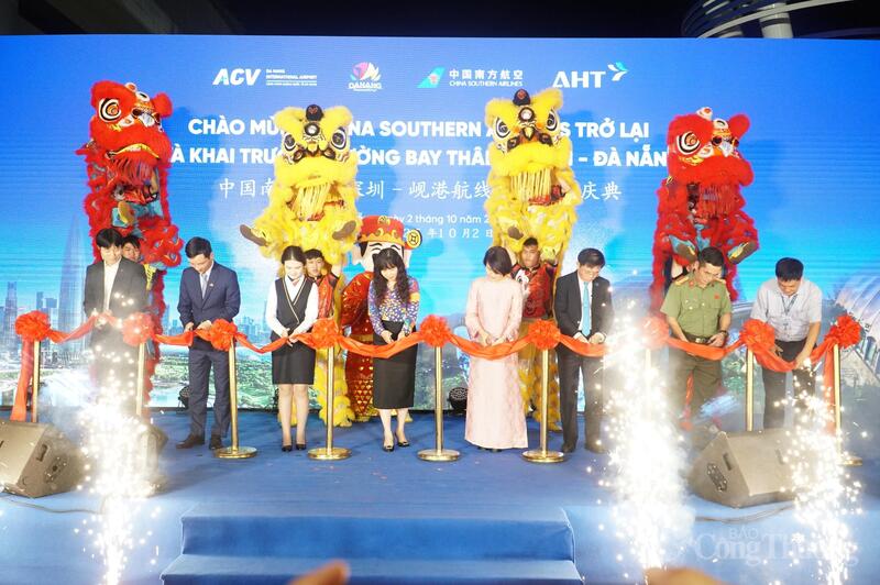 Các đại biểu cắt băng khai trường đường bay Thâm Quyến - Đà Nẵng