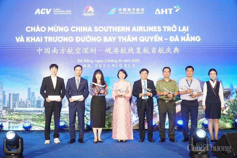 Đại diện Hãng hàng không China Southern Airlines tặng quà kỷ niệm cho các đơn vị ngành du lịch TP. Đà Nẵng