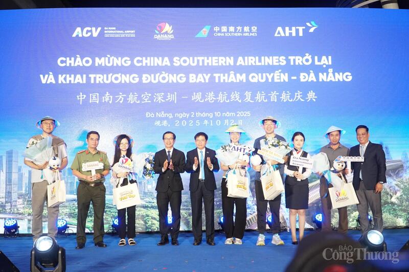 TP. Đà Nẵng tặng quà cho những hành khách trên chuyến bay CZ8155 từ Thâm Quyến (Trung Quốc)