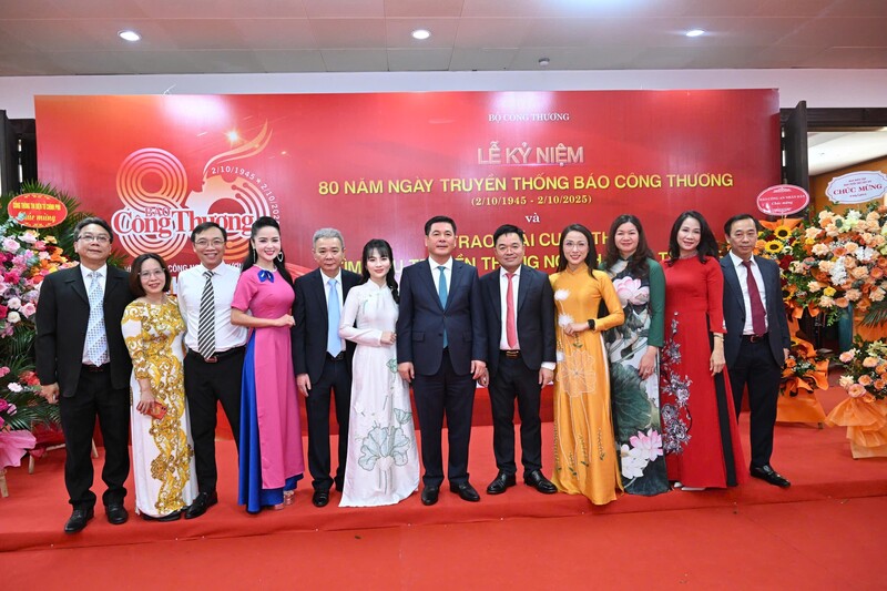Bộ trưởng Bộ Công Thương Nguyễn Hồng Diên chụp ảnh cùng cán bộ, công chức, viên chức, người lao động Báo Công Thương