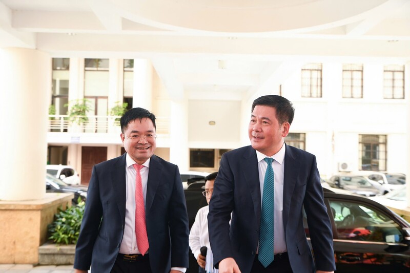 Ủy viên Trung ương Đảng, Bí thư Đảng ủy, Bộ trưởng Bộ Công Thương Nguyễn Hồng Diên dự Lễ kỷ niệm 80 năm Ngày truyền thống và trao giải Cuộc thi tìm hiểu truyền thống ngành Công Thương