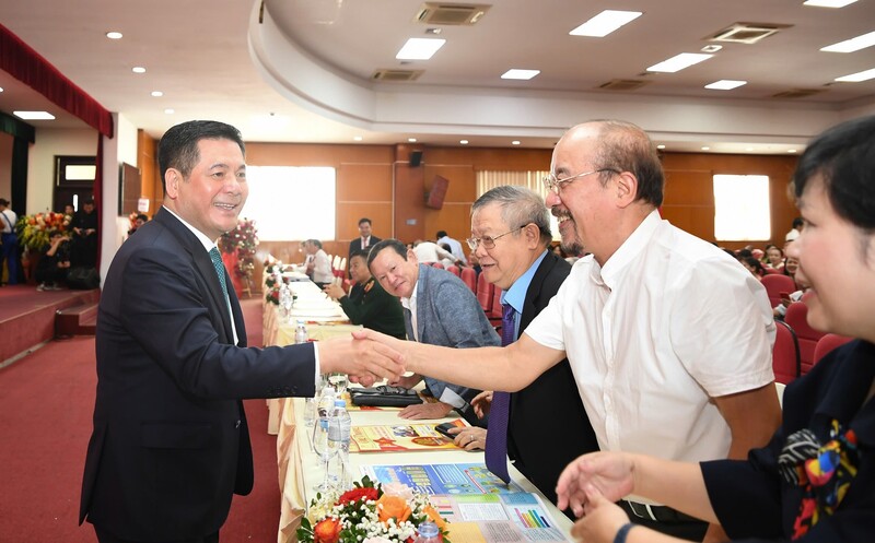 Bộ trưởng Bộ Công Thương Nguyễn Hồng Diên và các nguyên lãnh đạo Báo Công Thương qua các thời kỳ.