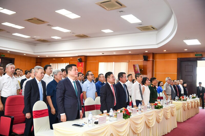 Các đại biểu thực hiện nghi thức chào cờ