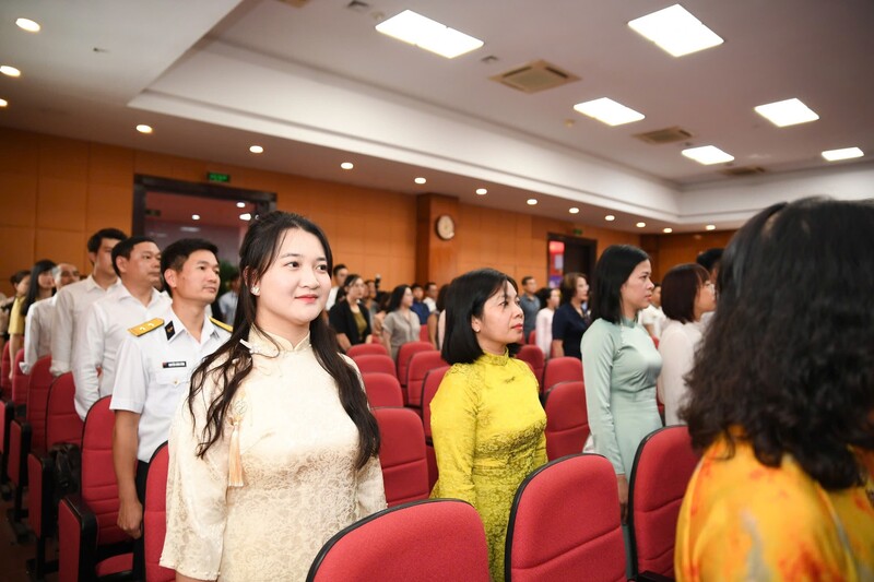 Các nhà báo, cán bộ, phóng viên, biên tập viên Báo Công Thương qua các thời kỳ tham dự Lễ kỷ niệm.