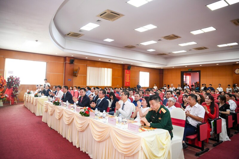 Dự lễ kỷ niệm còn có các chuyên gia, lãnh đạo các cơ quan báo chí cùng đông đảo doanh nghiệp Việt Nam đã gắn bó và đồng hành với Báo Công Thương trong suốt chặng đường phát triển; các lãnh đạo, nguyên lãnh đạo, các thế hệ nhà báo, cán bộ, phóng viên, biên tập viên Báo Công Thương qua các thời kỳ.