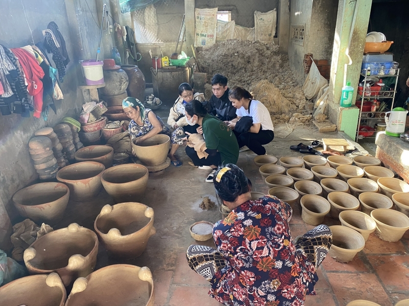 Nghề gốm thu hút nhiều khách du lịch đến với địa phương