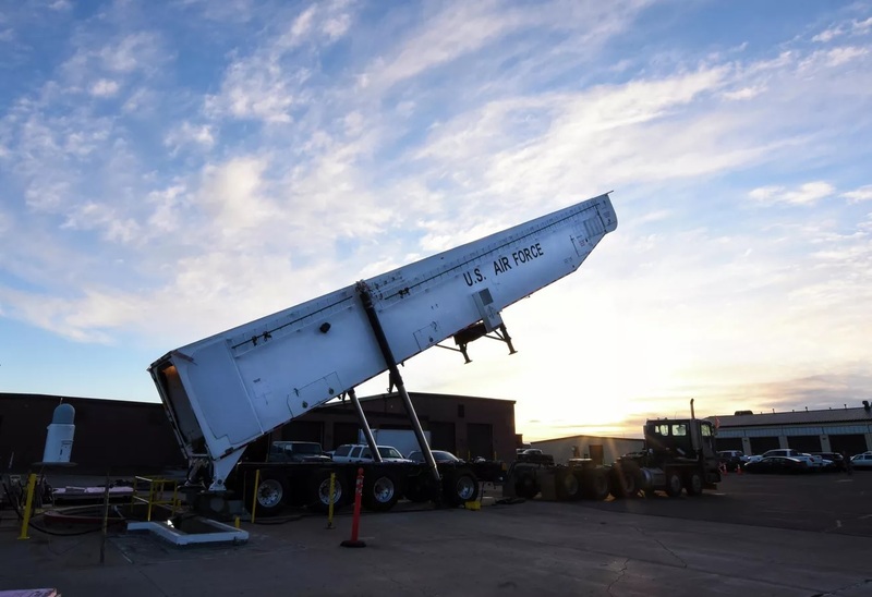 Xe vận chuyển và nạp ICBM Minuteman III của quân đội Mỹ. Ảnh: U.S. Air Force