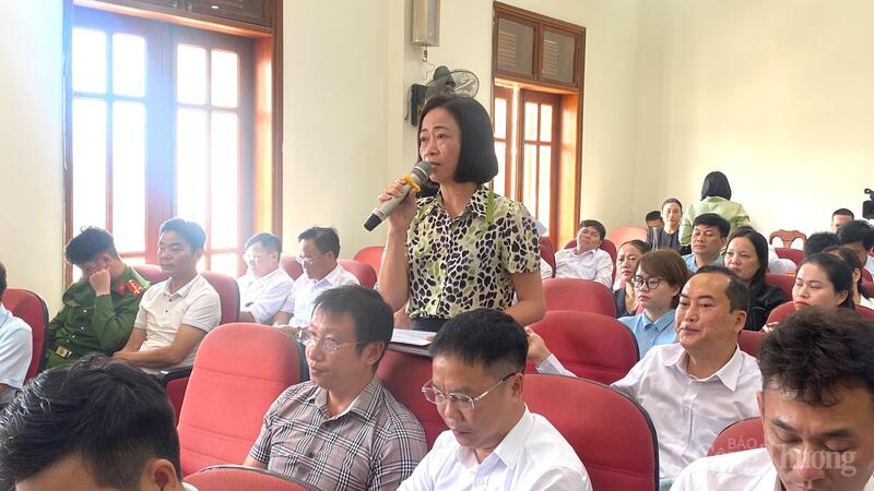 Cử tri phát biểu tại hội nghị.