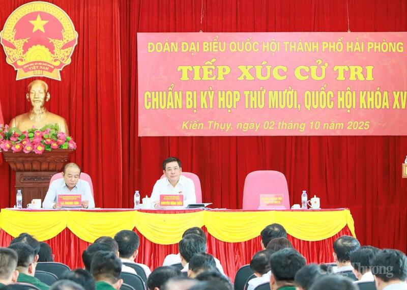 Bộ trưởng Bộ Công Thương Nguyễn Hồng Diên lắng nghe ý kiến của cử tri tại TP. Hải Phòng.