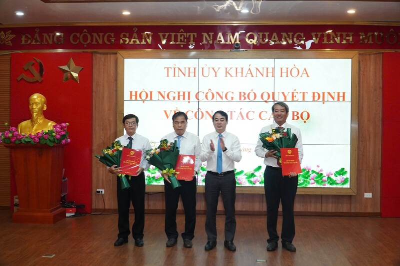 Bí thư Tỉnh uỷ Khánh Hòa Nghiêm Xuân Thành trao quyết định điều động cán bộ.