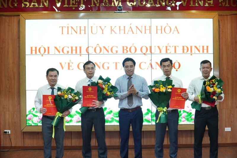 Ông Nguyễn Văn Nhựt (thứ hai từ trái qua) được điều động, bổ nhiệm giữ chức vụ Giám đốc Sở Công Thương Khánh Hoà.
