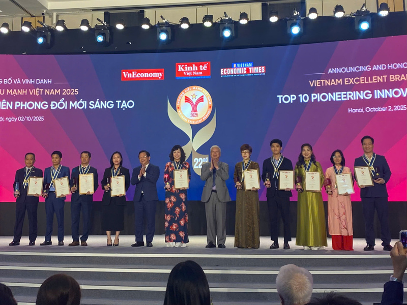 Đại diện top doanh nghiệp thương hiệu tiên phong đổi mới sáng tạo. Ảnh: Phương Thảo