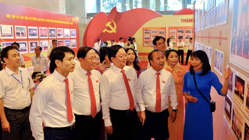 Triển lãm trưng bày hơn 200 bức ảnh, tư liệu quý.