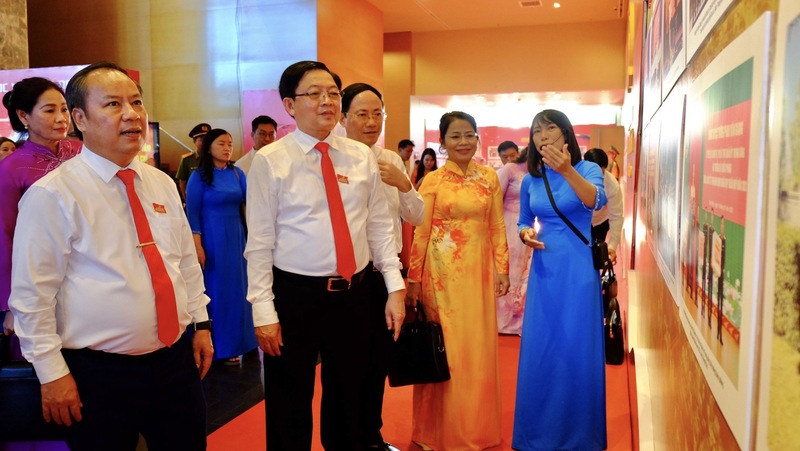 Lãnh đạo tỉnh tham quan không gian trưng bày ảnh về những thành tựu nổi bật về kinh tế, văn hóa - xã hội, quốc phòng - an ninh của tỉnh Gia Lai trong thời gian qua.