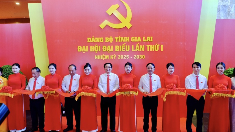 Lãnh đạo tỉnh Gia Lai cắt băng khai mạc triển lãm ảnh.