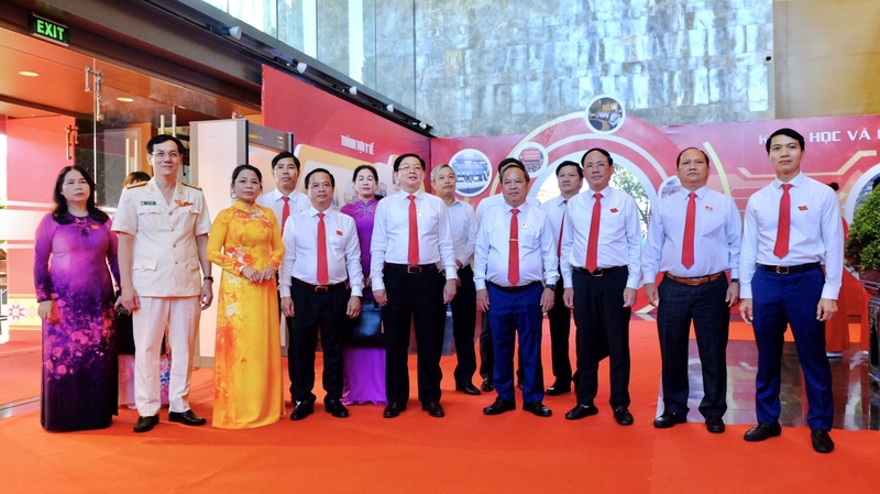 Các đại biểu tham dự Triển lãm ảnh với chủ đề “Đảng bộ tỉnh Gia Lai - Tự hào viết tiếp truyền thống vẻ vang”.