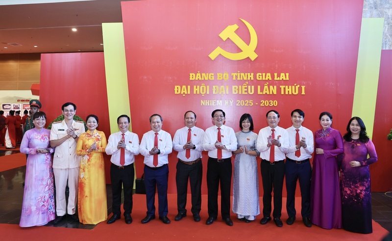 Các đại biểu chụp hình lưu niệm.