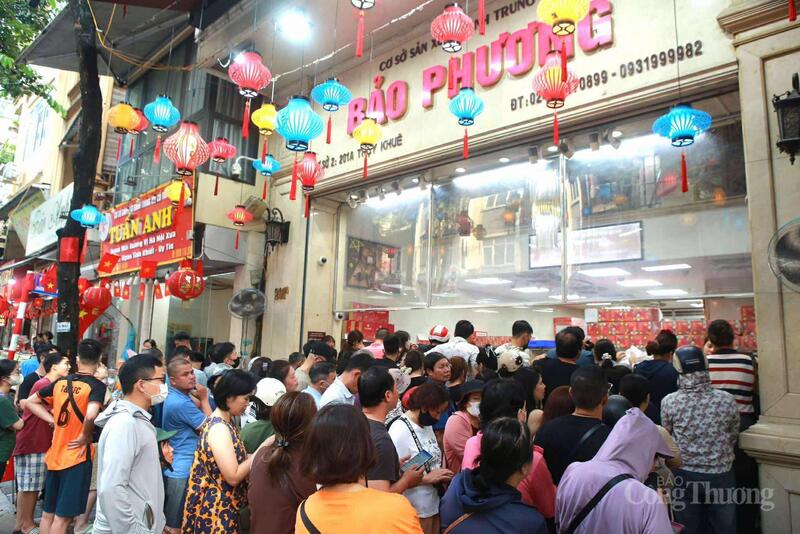 Ngay từ sáng sớm, rất đông người dân xếp hàng chờ mua bánh trung thu tại phố Thụy Khuê.