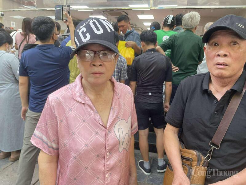 Bà Ngà (70 tuổi) đi từ 5h sáng xếp hàng mua bánh.