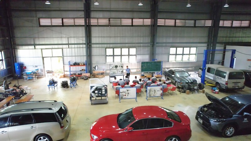 Trường trang bị Xưởng thực hành ô tô rộng 1.000m2. Ảnh: Minh Hoàng