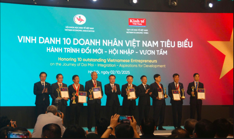 Tại diễn đàn cũng vinh danh 10 doanh nhân Việt Nam tiêu biểu. Ảnh: Phương Thảo