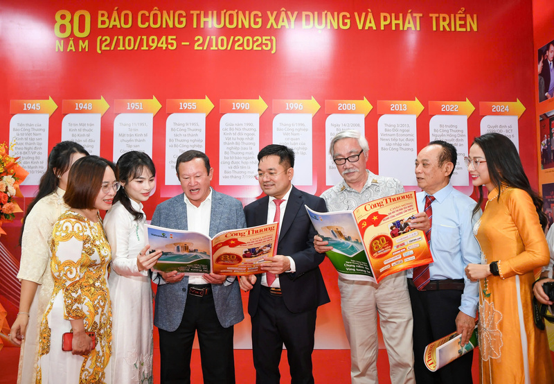 Tổng Biên tập Báo Công Thương Nguyễn Văn Minh giới thiệu ấn phẩm đặc biệt kỷ niệm 80 năm Ngày truyền thống Báo Công Thương.