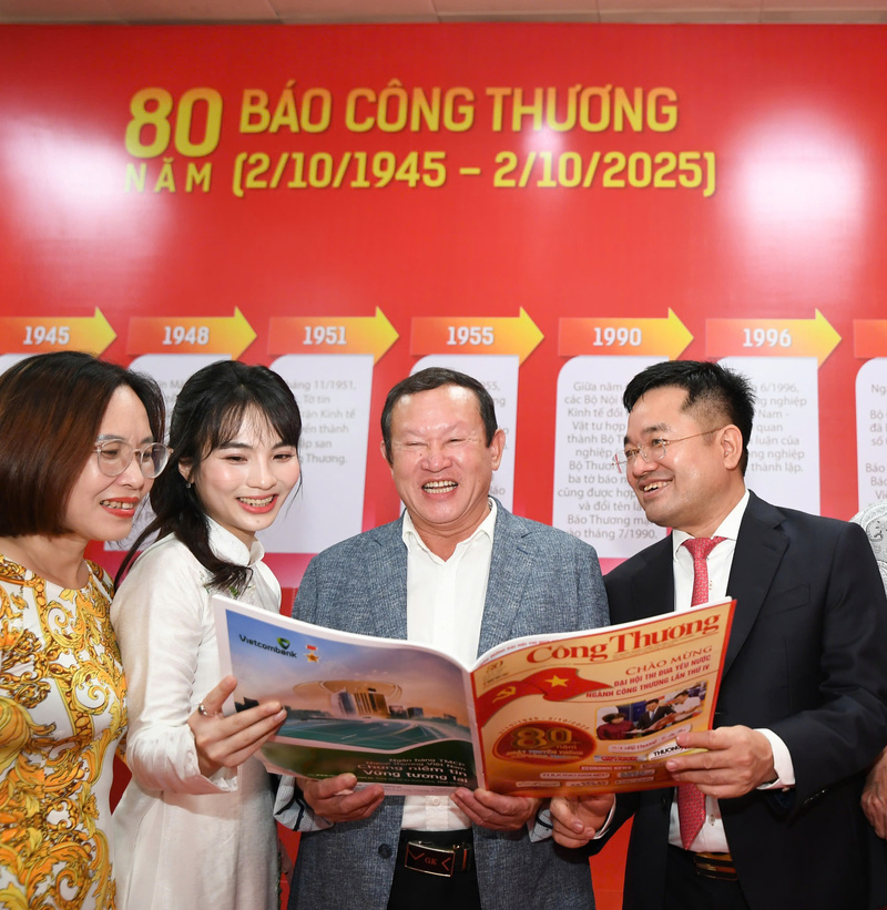 Tổng Biên tập Báo Công Thương Nguyễn Văn Minh giới thiệu ấn phẩm đặc biệt kỷ niệm 80 năm Ngày truyền thống Báo Công Thương.