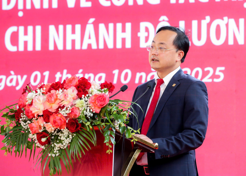 Ông Tô Huy Vũ, Bí thư Đảng ủy, Chủ tịch HĐTV Agribank phát biểu chỉ đạo công tác tổ chức sắp xếp mạng lưới hoạt động của các chi nhánh trên địa bàn tỉnh Nghệ An