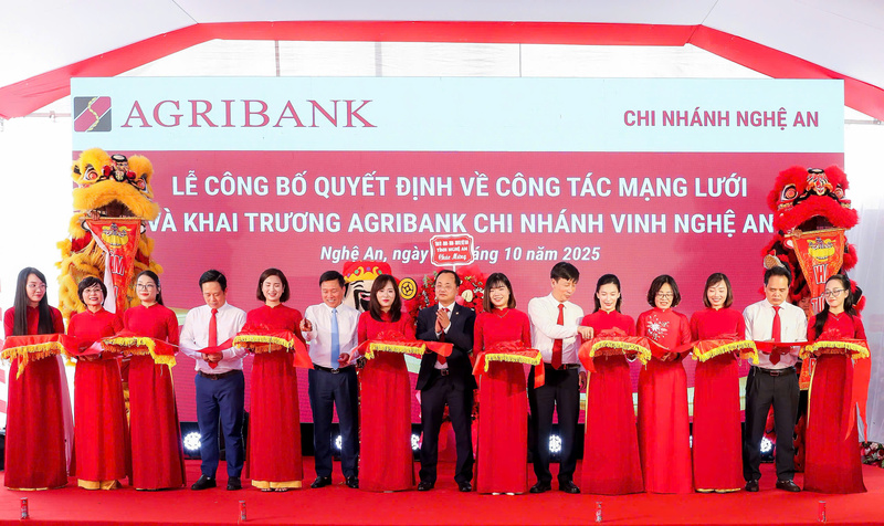 Ông Tô Huy Vũ cùng các đại biểu cắt băng khai trương hoạt động của Agribank Chi nhánh Vinh Nghệ An