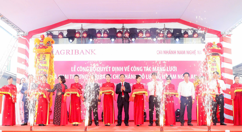 Ông Tô Huy Vũ cùng các đại biểu cắt băng khai trương hoạt động của Agribank Chi nhánh Đô Lương II Nam Nghệ An