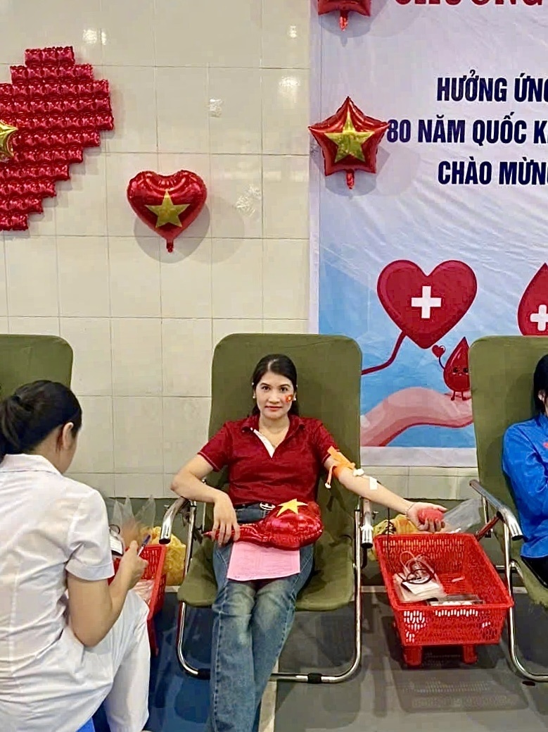 Cô giáo Nguyễn Thanh Tâm tham gia hiến máu tình nguyện năm 2025.