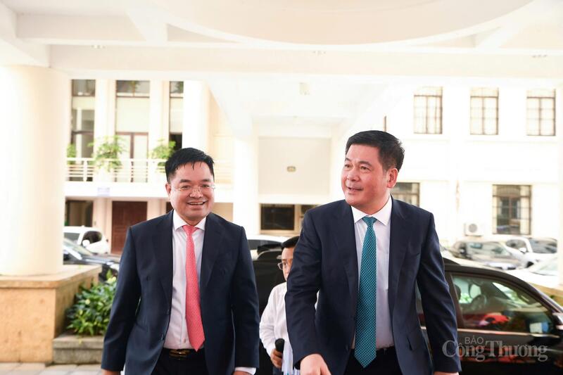 Đồng chí Nguyễn Hồng Diên, Bí thư Đảng ủy, Bộ trưởng Bộ Công Thương dự Lễ kỷ niệm 80 năm Ngày truyền thống Báo Công Thương. Ảnh: Nam Nguyễn