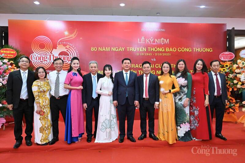 Bộ trưởng Nguyễn Hồng Diên chụp ảnh cùng lãnh đạo và phóng viên Báo Công Thương. Ảnh: Cấn Dũng