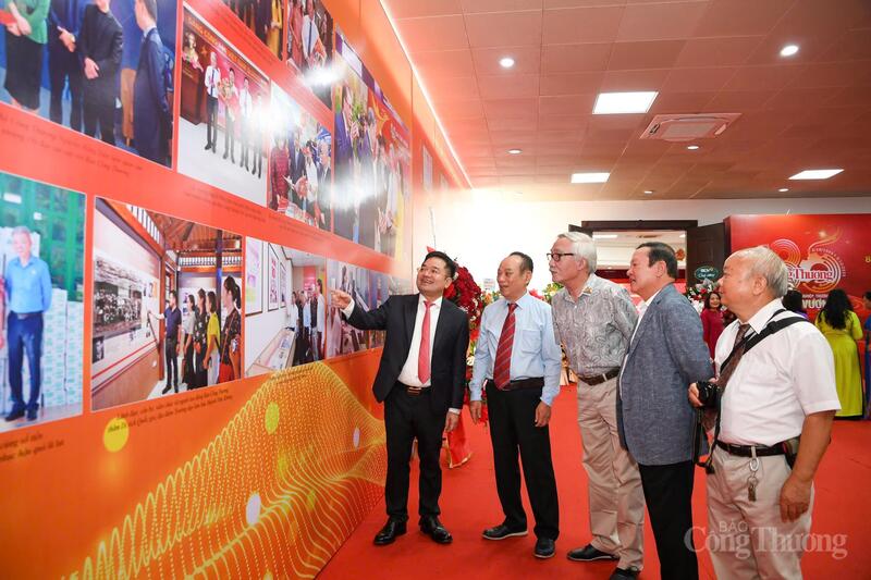 Nguyên lãnh đạo Báo Công Thương và Tổng Biên tập Nguyễn Văn Minh thăm quan những thành tựu của Báo Công Thương trong hành trình 80 xây dựng và phát triển. Ảnh: Nam Nguyễn