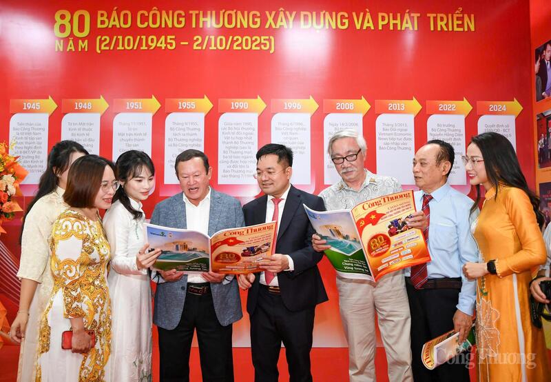 Tổng Biên tập Nguyễn Văn Minh và các thế hệ làm báo Báo Công Thương bên lề buổi lễ. Ảnh: Nam Nguyễn