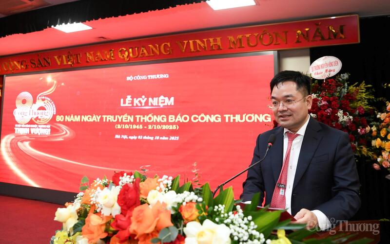Nhà báo Nguyễn Văn Minh, Tổng Biên tập Báo Công Thương phát biểu khai mạc buổi lễ. Ảnh: Nam Nguyễn