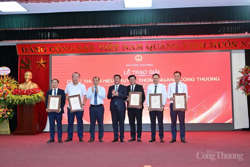 Lễ trao giải cuộc thi trực tuyến 'Tìm hiểu truyền thống ngành Công Thương'. Ảnh: Cấn Dũng