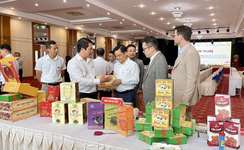 Nhiều sản phẩm OCOP, sản phẩm đặc trưng của hai địa phương trưng bày tại hội nghị.