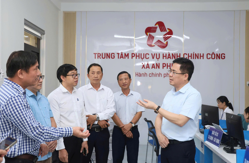 Ông Nguyễn Hoàng Giang - Chủ tịch UBND tỉnh Quảng Ngãi cho biết, tỉnh vẫn đang tiếp tục theo sát hoạt động của chính quyền địa phương 2 cấp, kịp thời khắc phục khó khăn, tháo gỡ vướng mắc. Ảnh: Nguyễn Dương.