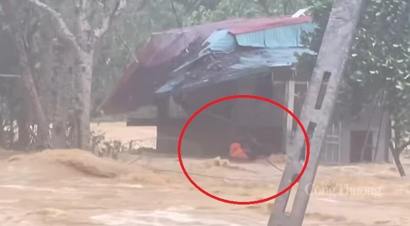 Lực lượng Cảnh sát PCCC và cứu nạn cứu hộ Công an Thanh Hóa không màng sinh tử cứu sống 2 cụ bà đang chới với giữa dòng nước lũ