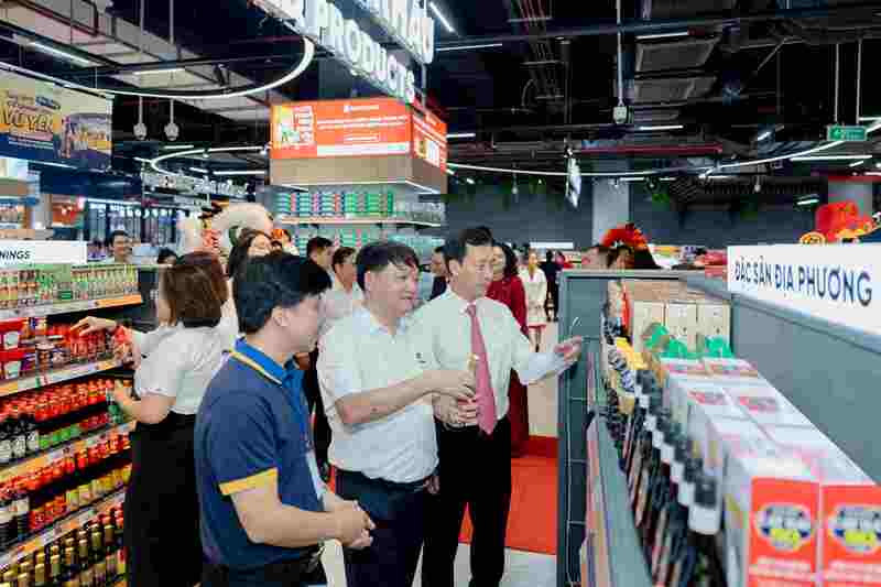 80% kệ hàng tại Saigon Co.op dành cho hàng Việt chất lượng cao, OCOP và nhãn riêng, thể hiện cam kết ưu tiên hàng Việt, đáp ứng nhu cầu cao cấp và thúc đẩy sản xuất nội địa.