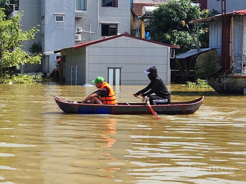 Do ảnh hưởng của bão số 10, đời sống người dân đang gặp nhiều khó khăn.