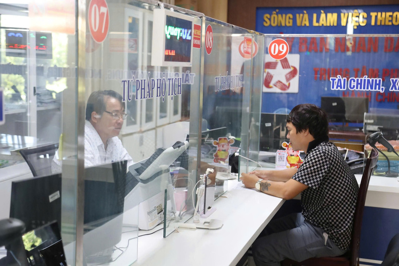 Thông qua chuyển đổi số, chuẩn hóa dịch vụ công, những khó khăn ban đầu dần được tháo gỡ. Ảnh: Nguyễn Dương.