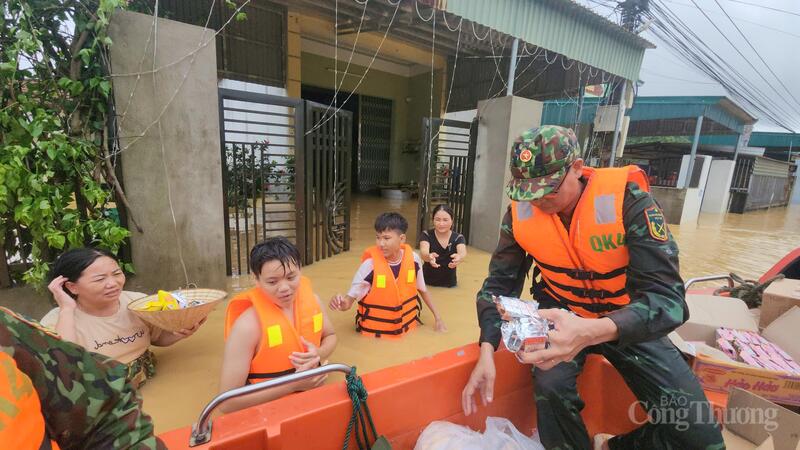 Mỗi vùng cô lập, ngập lụt đều có mặt của lực lượng vũ trang, người dân không lo bị đói, bị rét